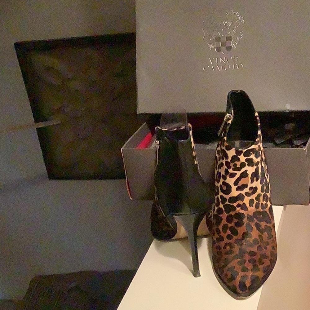 Vince Camuto. Leopard print and black leather. Size 10 women.
